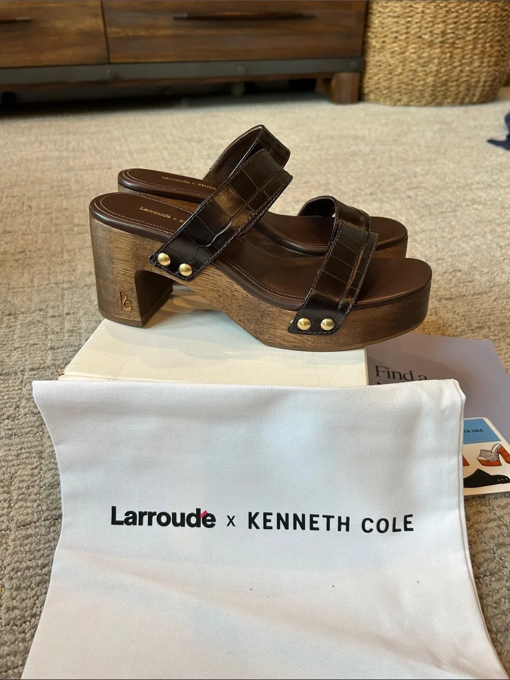 LARROUDÉ X KENNETH COLE: SANDAL DARK OAK CROCO LEATHER 7